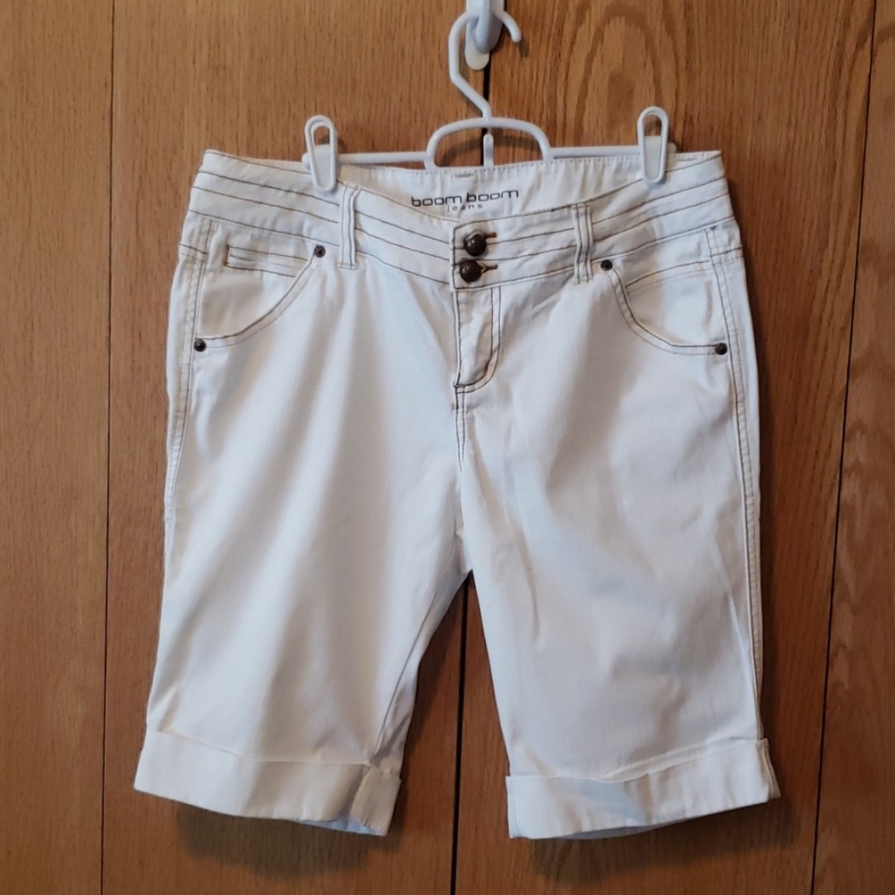 White Bermuda short